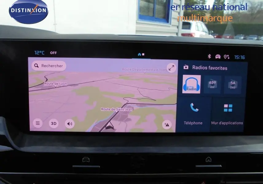 Écran tactile central du tableau de bord du Citroën C5 X 2022 affichant la navigation et les radios favorites.