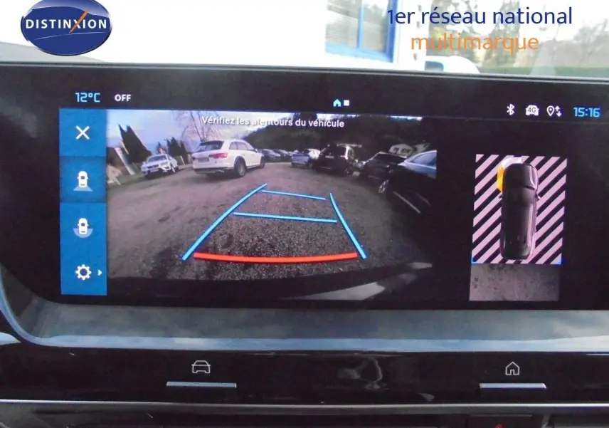 Écran multimédia montrant la caméra de recul avec vue arrière et lignes de guidage sur un Citroën C5 X gris platinium.