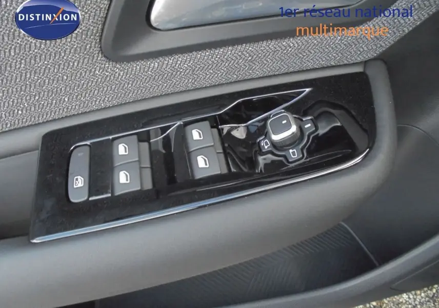 Gros plan sur les commandes de lève-vitres et rétroviseurs côté gauche d'une Citroën C5 X gris platinium 2022.