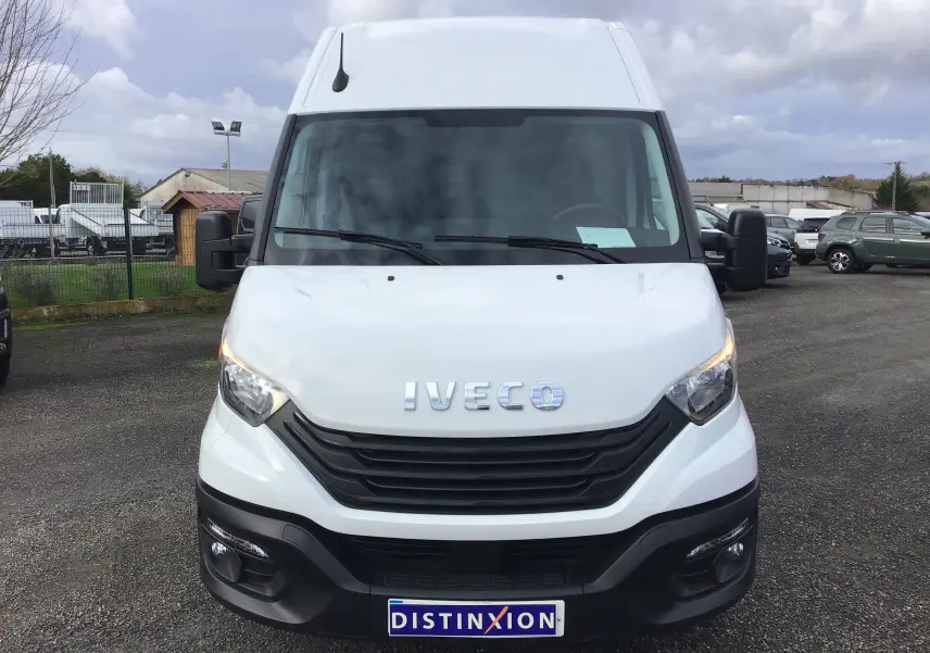 Vue frontale d'un fourgon Iveco Daily blanc de 2022 avec calandre noire et plaque Distinxion visible.