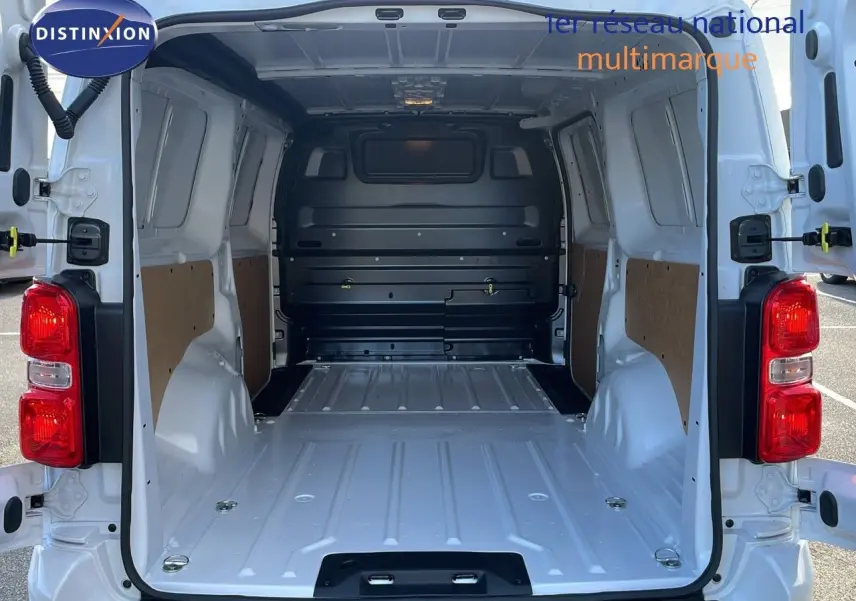 Vue arrière ouverte du Citroën Jumpy Fourgon XL blanc Kaolin, montrant l'espace de chargement vide et dégagé.