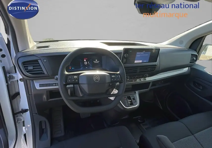 Intérieur du Citroën Jumpy Fourgon XL 2025 en blanc Kaolin, vue du poste de conduite avec tableau de bord numérique et écran tactile central.