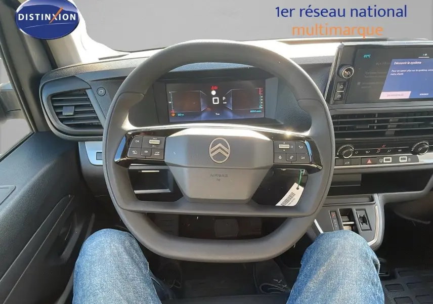 Vue intérieure centrée sur le volant du Citroën Jumpy Fourgon XL blanc Kaolin, tableau de bord et écran tactile visibles.