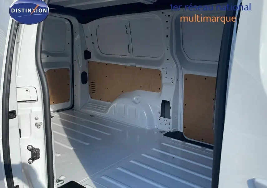 Intérieur du fourgon Citroën Jumpy XL blanc Kaolin vu par la porte latérale ouverte, montrant l'espace de chargement vide.