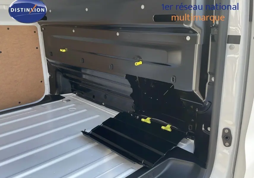 Détail de l’intérieur du fourgon Citroën Jumpy XL blanc Kaolin, montrant la cloison arrière avec compartiment ouvert.