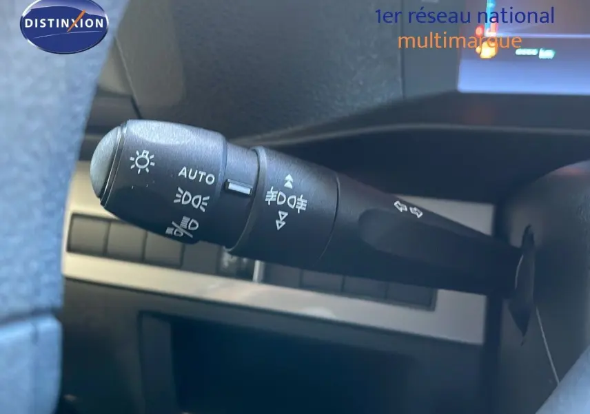 Gros plan sur la manette de commande d'éclairage à gauche du volant dans un Citroën Jumpy Fourgon blanc Kaolin 2025.