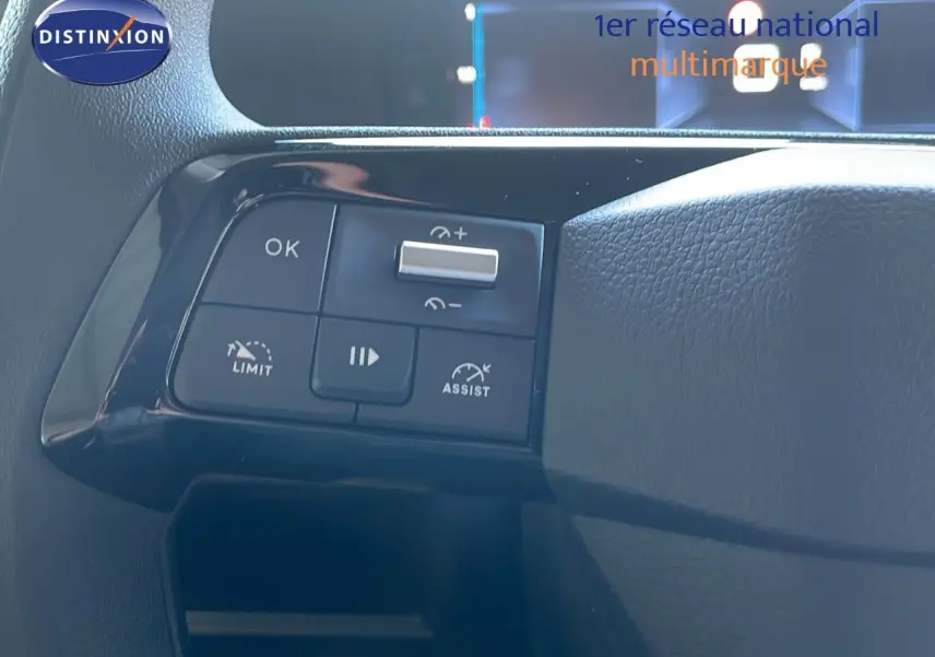 Détail des commandes au volant du Citroën Jumpy Fourgon XL blanc Kaolin, avec boutons de limitation et assistance.