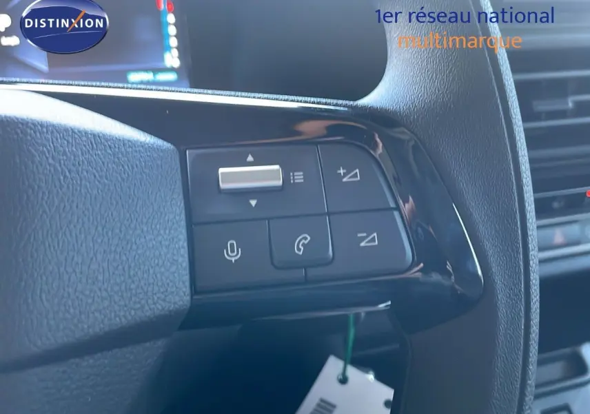 Gros plan sur les commandes au volant du Citroën Jumpy Fourgon XL blanc Kaolin, mettant en valeur les boutons multifonctions.