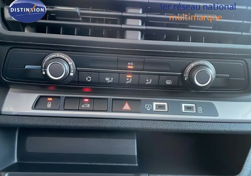 Gros plan sur la console centrale du Citroën Jumpy Fourgon XL blanc Kaolin, montrant les commandes de climatisation et ports USB.