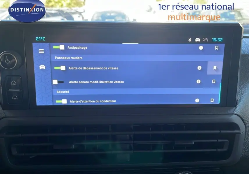 Écran tactile central du Citroën Jumpy Fourgon XL blanc Kaolin, affichant les alertes de sécurité et assistance à la conduite.