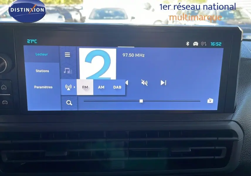Écran tactile central affichant la radio FM à 97,50 MHz dans un Citroën Jumpy Fourgon XL blanc Kaolin, vue intérieure.