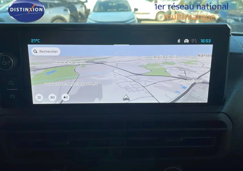 Écran tactile central affichant la navigation GPS dans un Citroën Jumpy Fourgon XL blanc Kaolin, vue intérieure avant.