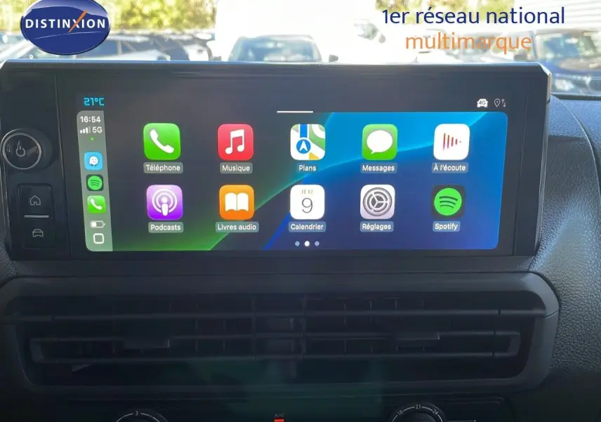 Écran tactile central affichant les applications multimédia dans l'habitacle du Citroën Jumpy Fourgon XL blanc Kaolin.