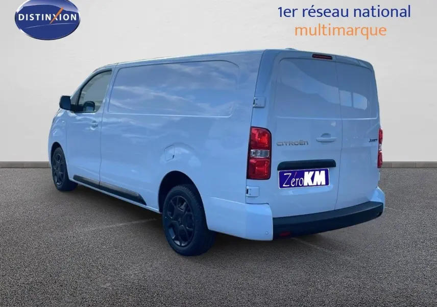 Vue 3/4 arrière droite d'un Citroën Jumpy Fourgon XL blanc Kaolin avec jantes noires et portes arrière fermées.