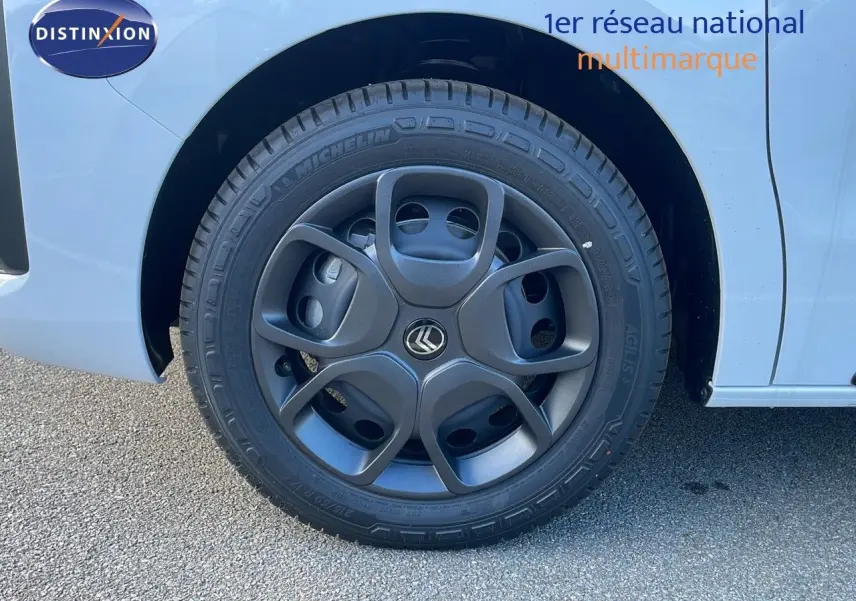 Gros plan sur la roue avant gauche du Citroën Jumpy Fourgon XL blanc Kaolin avec jante grise distinctive.