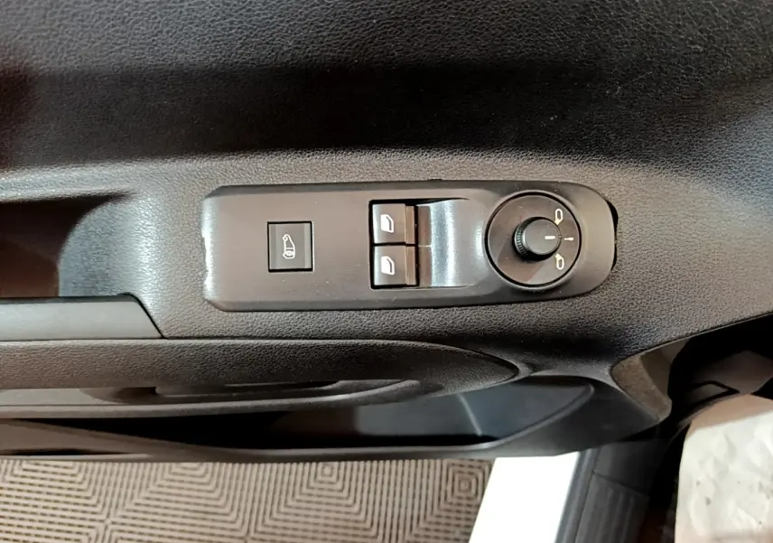 Commande des vitres électriques et réglage des rétroviseurs sur la porte côté conducteur d'un Citroën Berlingo blanc 2021