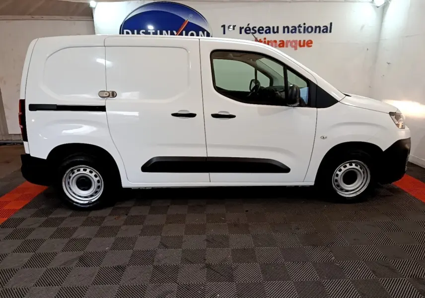 Profil droit d'un utilitaire Citroën Berlingo blanc 2021 avec portes latérales pleines et jantes acier simples.