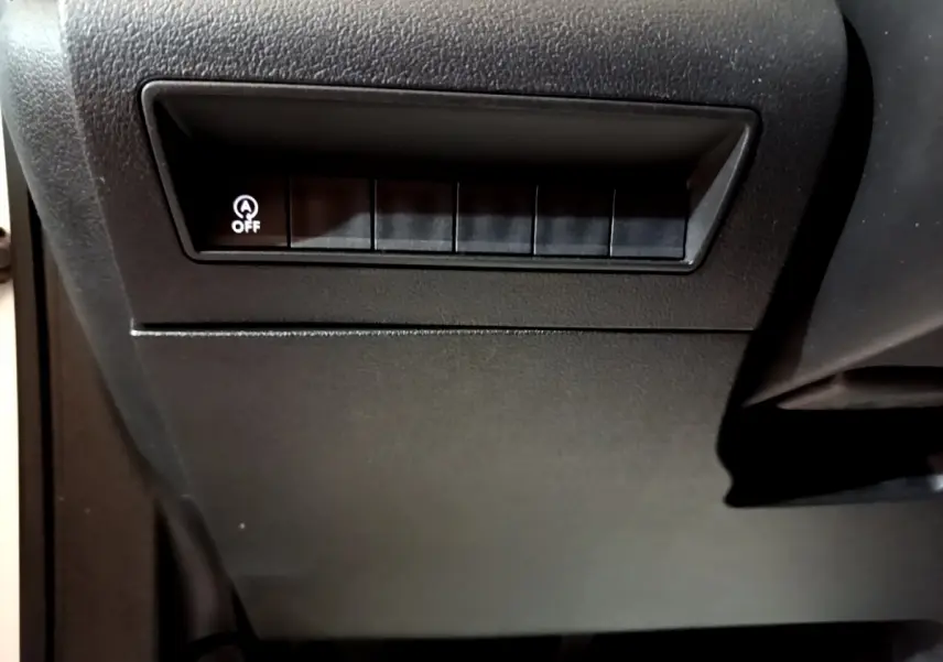 Gros plan sur le tableau de bord noir du Citroën Berlingo 2021 montrant le bouton arrêt du système start-stop.