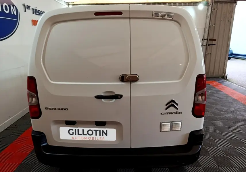 Vue arrière d'un utilitaire blanc Citroën Berlingo 2021 avec portes battantes et logo visible.