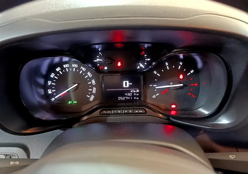 Tableau de bord du Citroën Berlingo 2021 montrant les compteurs numériques et analogiques en vue frontale.