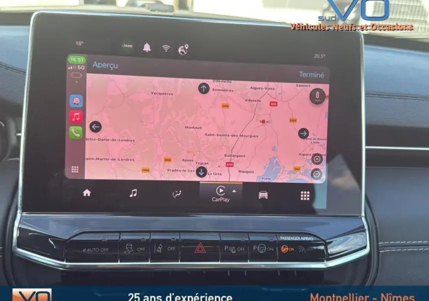 Vue rapprochée de l’écran tactile central du Jeep Compass 2024 montrant la navigation avec interface CarPlay.