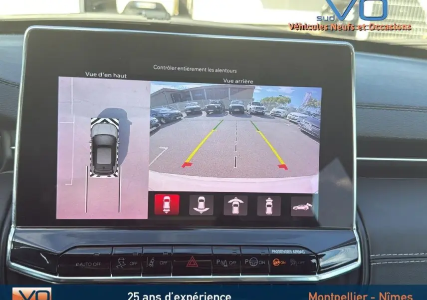 Écran tactile intérieur montrant la caméra de recul et la vue en hauteur du Jeep Compass blanc 2024.