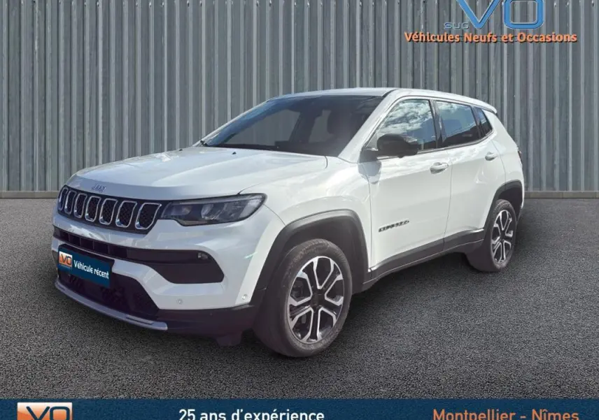Jeep Compass blanc vue 3/4 avant droit avec jantes alliage 18 pouces et calandre distinctive noire.