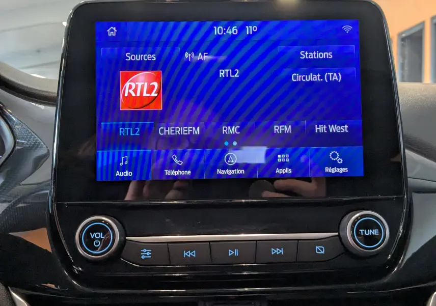 Écran tactile central du Ford Puma 2020 affichant la radio RTL2 avec commandes volume et réglages visibles.