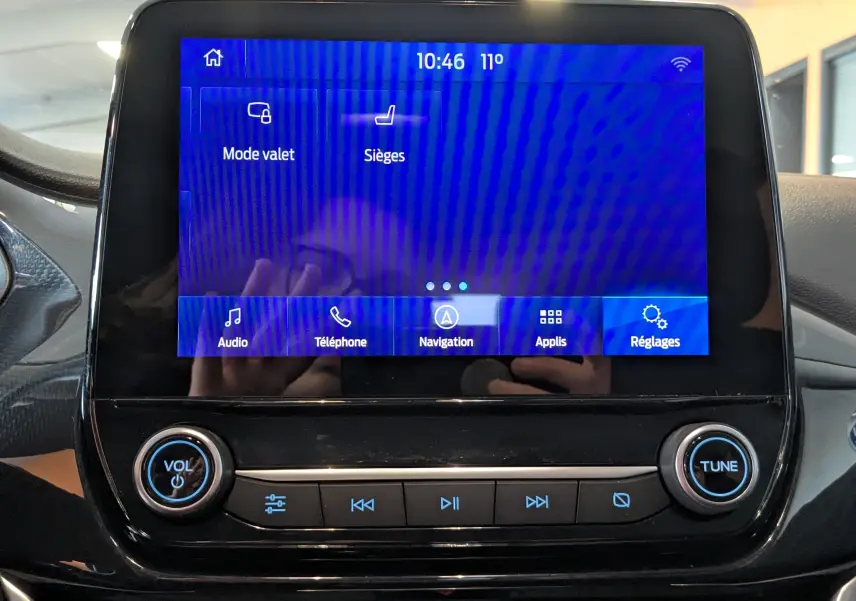 Écran tactile central du Ford Puma 2020 affichant le menu principal avec options audio, téléphone, navigation et réglages.