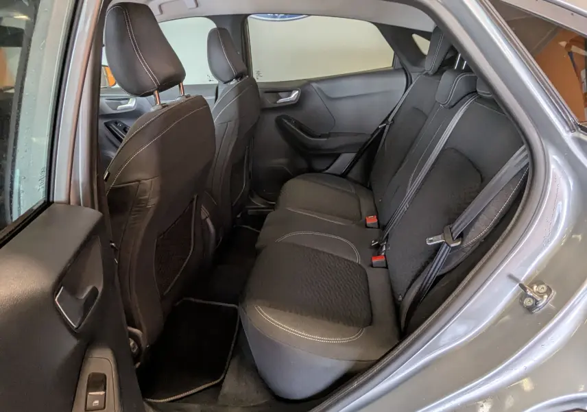 Vue intérieure côté droit des sièges arrière noirs avec surpiqûres blanches du Ford Puma gris 2020.