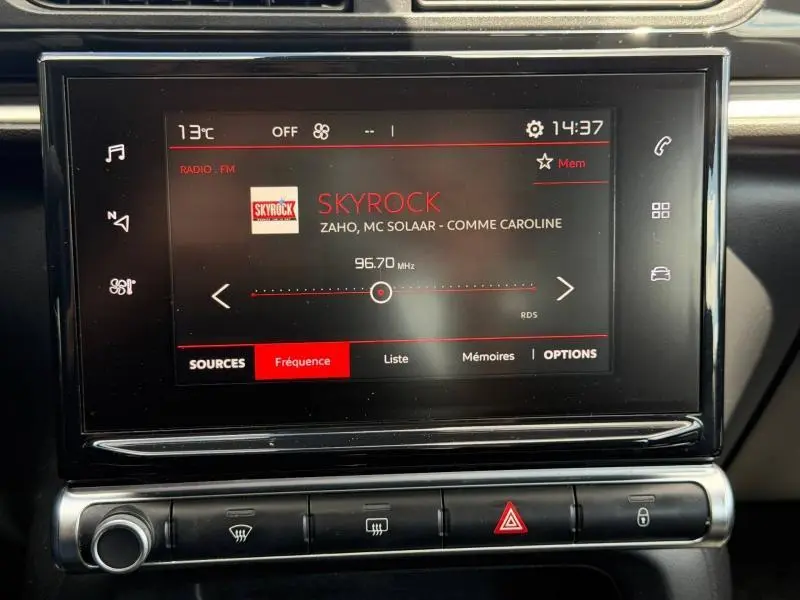 Écran tactile central de la Citroën C3 PureTech 82ch Feel affichant la radio Skyrock en mode FM.