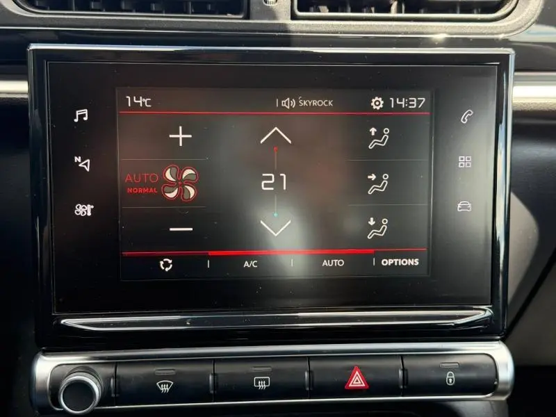 Écran tactile central de la Citroën C3 PureTech 82ch Feel 2017 montrant les réglages de climatisation à 21°C.