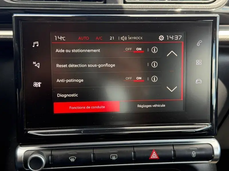 Écran tactile central de la Citroën C3 PureTech 2017 affichant les réglages d’aide au stationnement et sécurité.