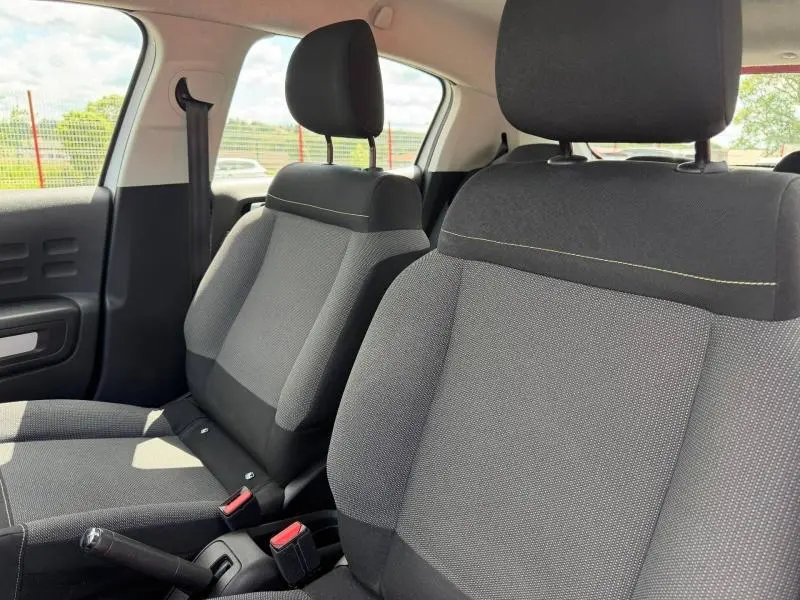 Vue intérieure rapprochée des sièges avant en tissu gris Mica de la Citroën C3 PureTech 82ch Feel 2017.