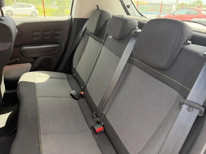 Vue latérale droite de la banquette arrière en tissu gris Mica de la Citroën C3 PureTech 82ch Feel 2017.