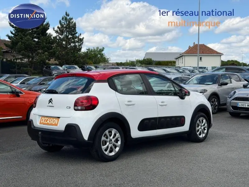Citroën C3 PureTech 82ch Feel vue 3/4 arrière droit, blanc Banquise avec toit et détails rouges Aden, Airbump noir visible.