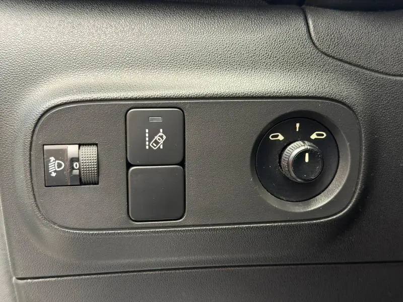 Détail des commandes de réglage des rétroviseurs et des phares sur une Citroën C3 PureTech 82ch Feel 2017.