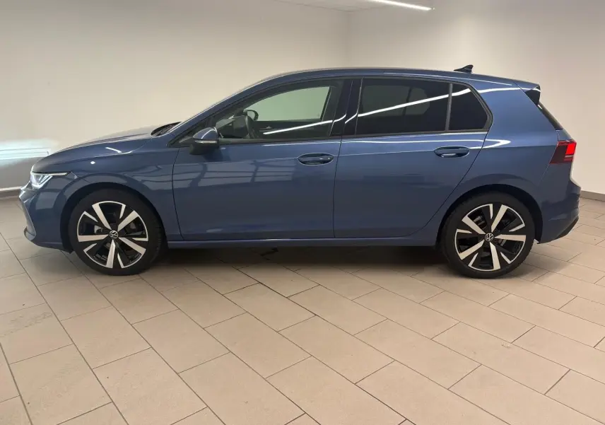Vue de profil côté gauche d'une Volkswagen Golf 1.5 TSI 116 BVM6 Bleu Anémone avec jantes alliage 18 pouces Catania.