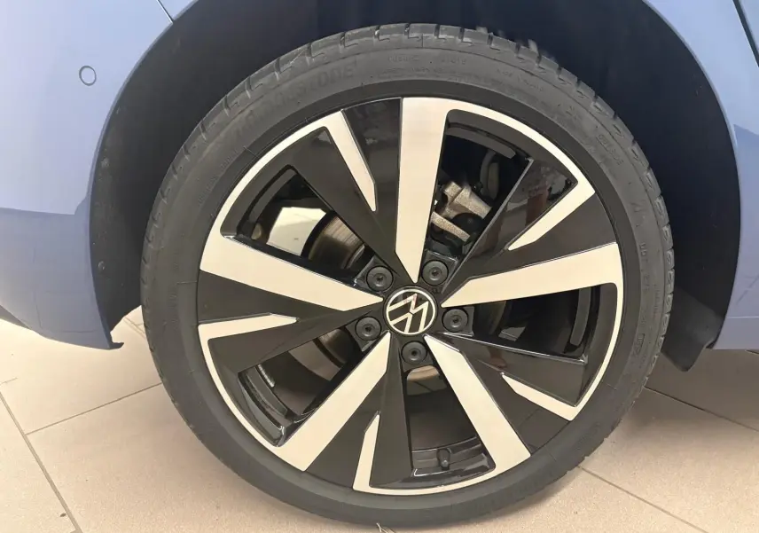 Gros plan sur la jante alliage 18'' Catania noir et argent d'une Volkswagen Golf Bleu Anémone, côté arrière droit.