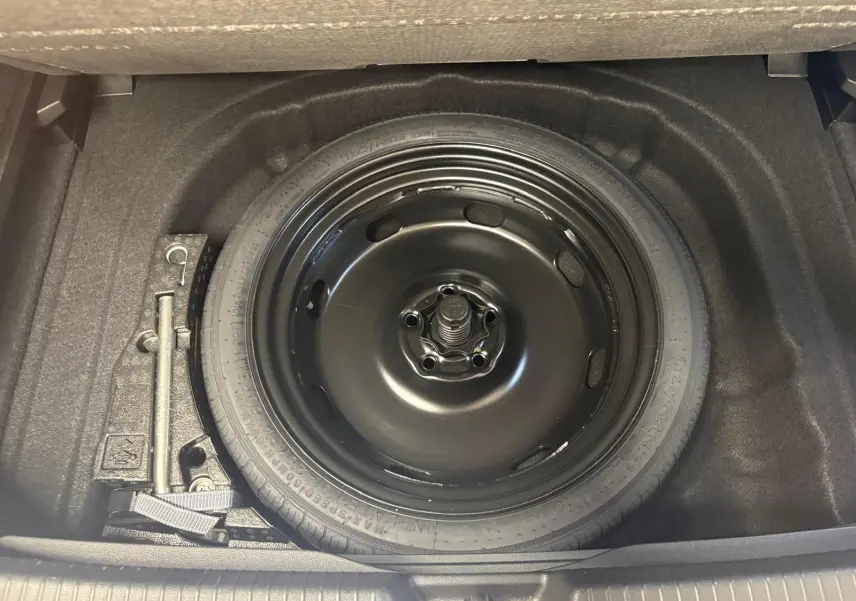 Roue de secours en acier noir dans le coffre d’une Volkswagen Golf 1.5 TSI 116 BVM6 VW Edition 2025.