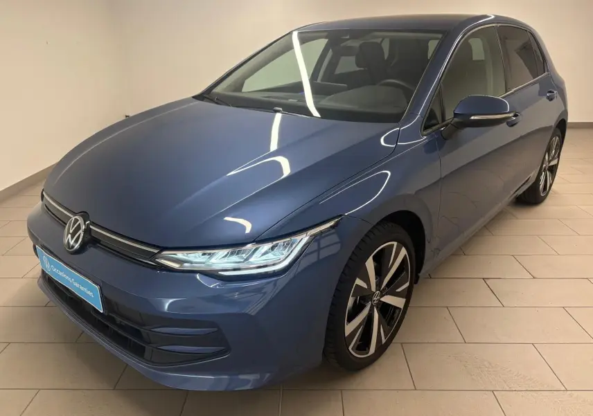 Volkswagen Golf 1.5 TSI 116 BVM6 Bleu Anémone, vue 3/4 avant droit avec jantes alliage 18'' Catania.
