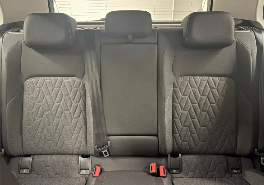 Vue intérieure sur les sièges arrière en tissu gris avec motifs géométriques de la Volkswagen Golf 1.5 TSI 2025.