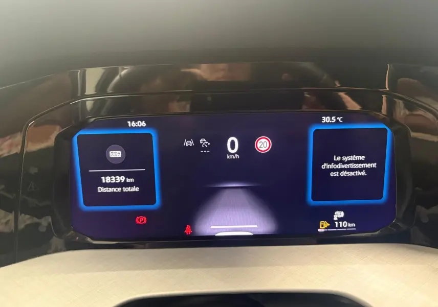 Tableau de bord numérique de Volkswagen Golf 1.5 TSI 2025 affichant 18339 km, vitesse 0 km/h et température 30,5°C.