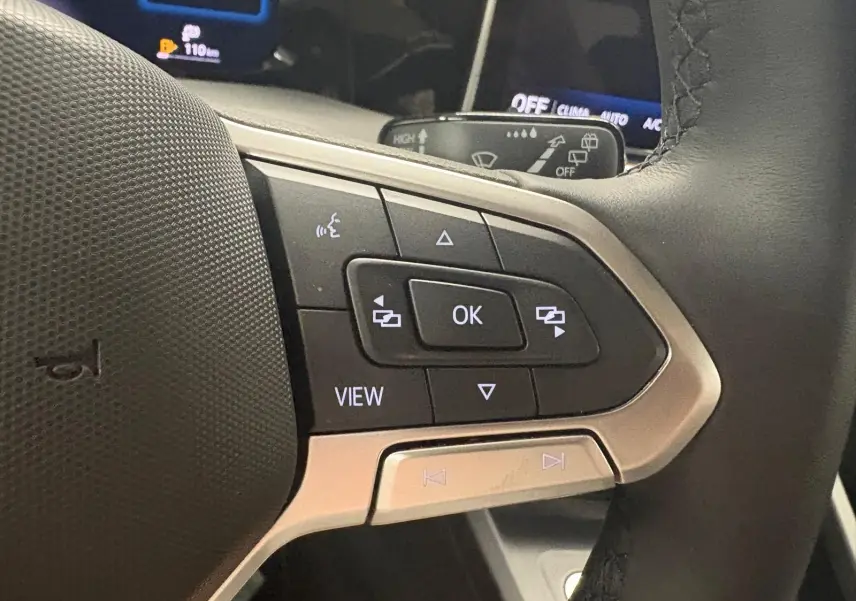 Gros plan sur les commandes multifonctions au volant du Volkswagen Golf 1.5 TSI 116 BVM6 VW Edition.