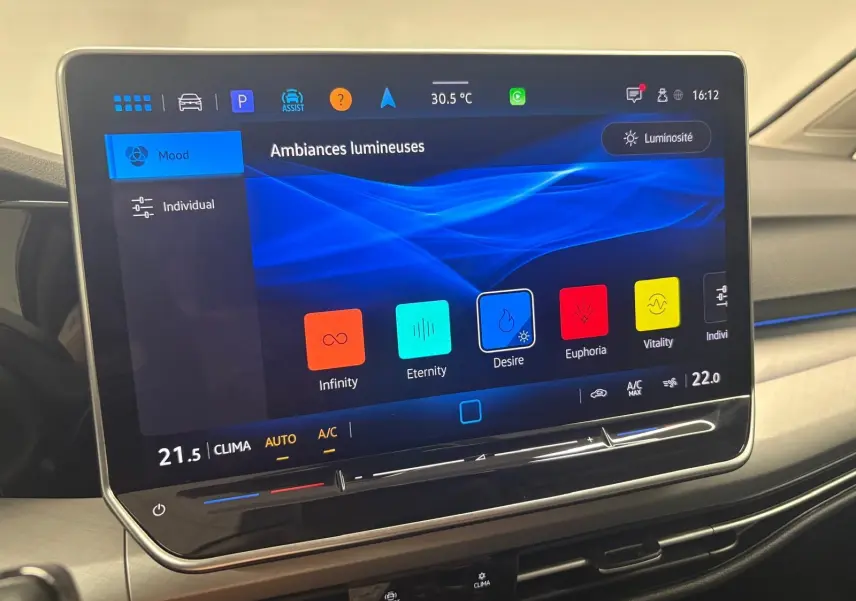 Écran tactile central de la Volkswagen Golf 1.5 TSI 2025 affichant les options d'ambiances lumineuses.