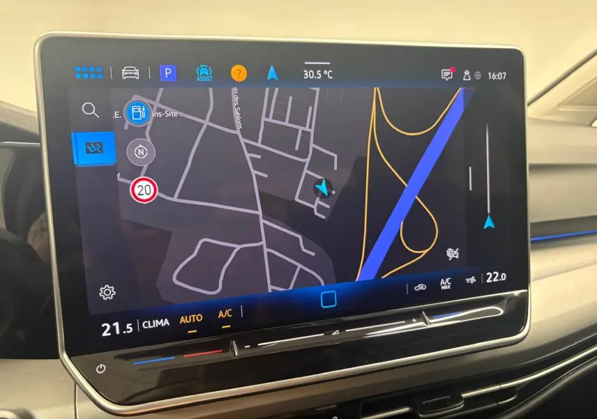 Écran tactile central du tableau de bord de la Volkswagen Golf 1.5 TSI 116 BVM6 VW Edition affichant la navigation et la climatisation.