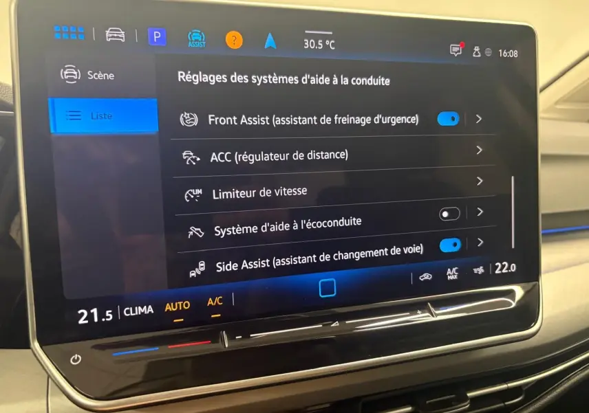 Écran tactile intérieur de la Volkswagen Golf 1.5 TSI 2025 affichant les réglages des aides à la conduite.