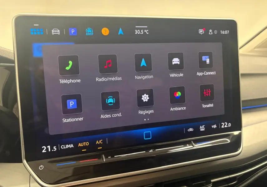 Écran tactile central affichant les options multimédia et climatisation dans une Volkswagen Golf 1.5 TSI 2025.