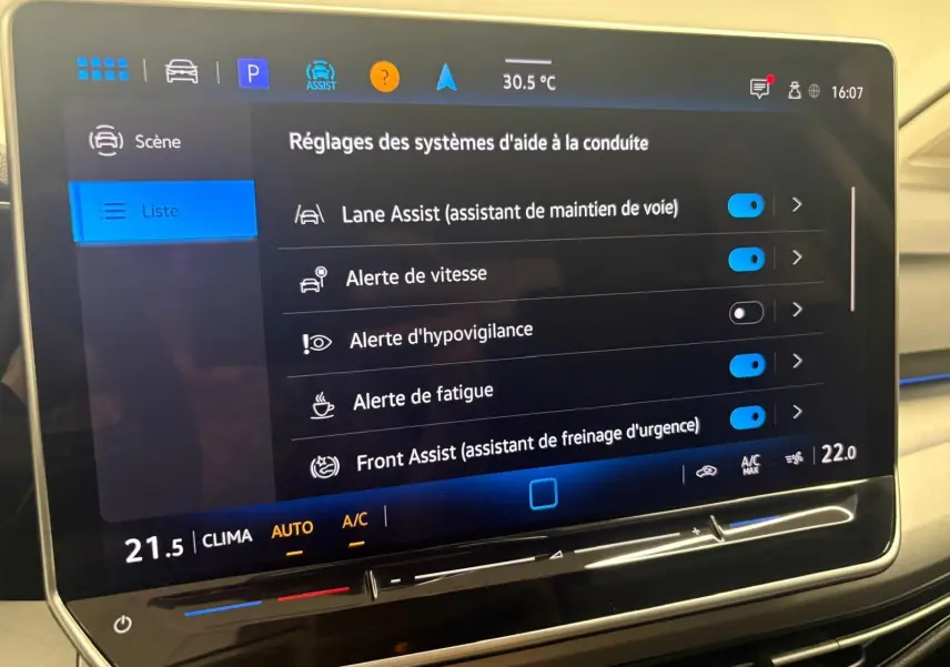 Écran tactile central du Volkswagen Golf 1.5 TSI 2025 montrant les réglages d’aide à la conduite, intérieur beige.
