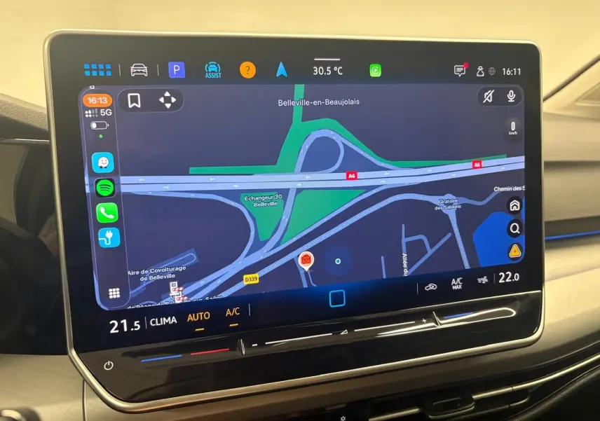 Écran tactile central du tableau de bord de la Volkswagen Golf 1.5 TSI 116 BVM6 VW Edition, affichant la navigation.